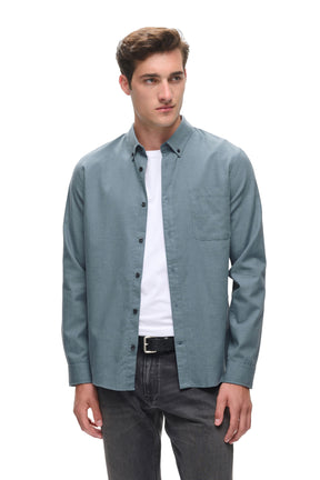 Chemise à manches longues boutonné bleu-gris sur mannequin, vue avant avec col boutonné pour homme par Matinique