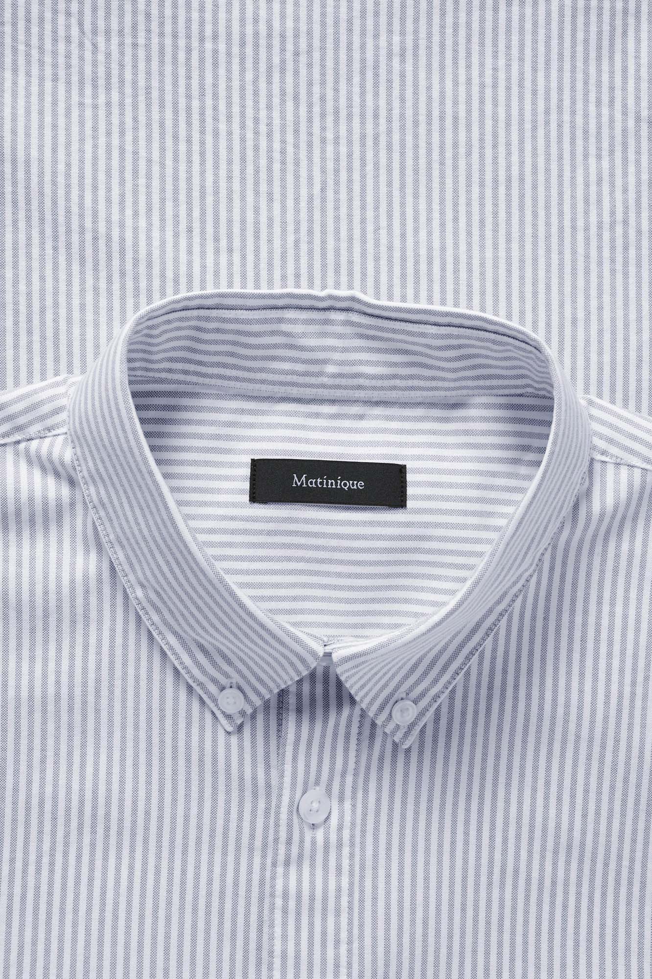 Détail du col boutonné de la surchemise rayée bleu pâle et blanche avec étiquette intérieure pour homme par Matinique