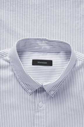 Détail du col boutonné de la surchemise rayée bleu pâle et blanche avec étiquette intérieure pour homme par Matinique