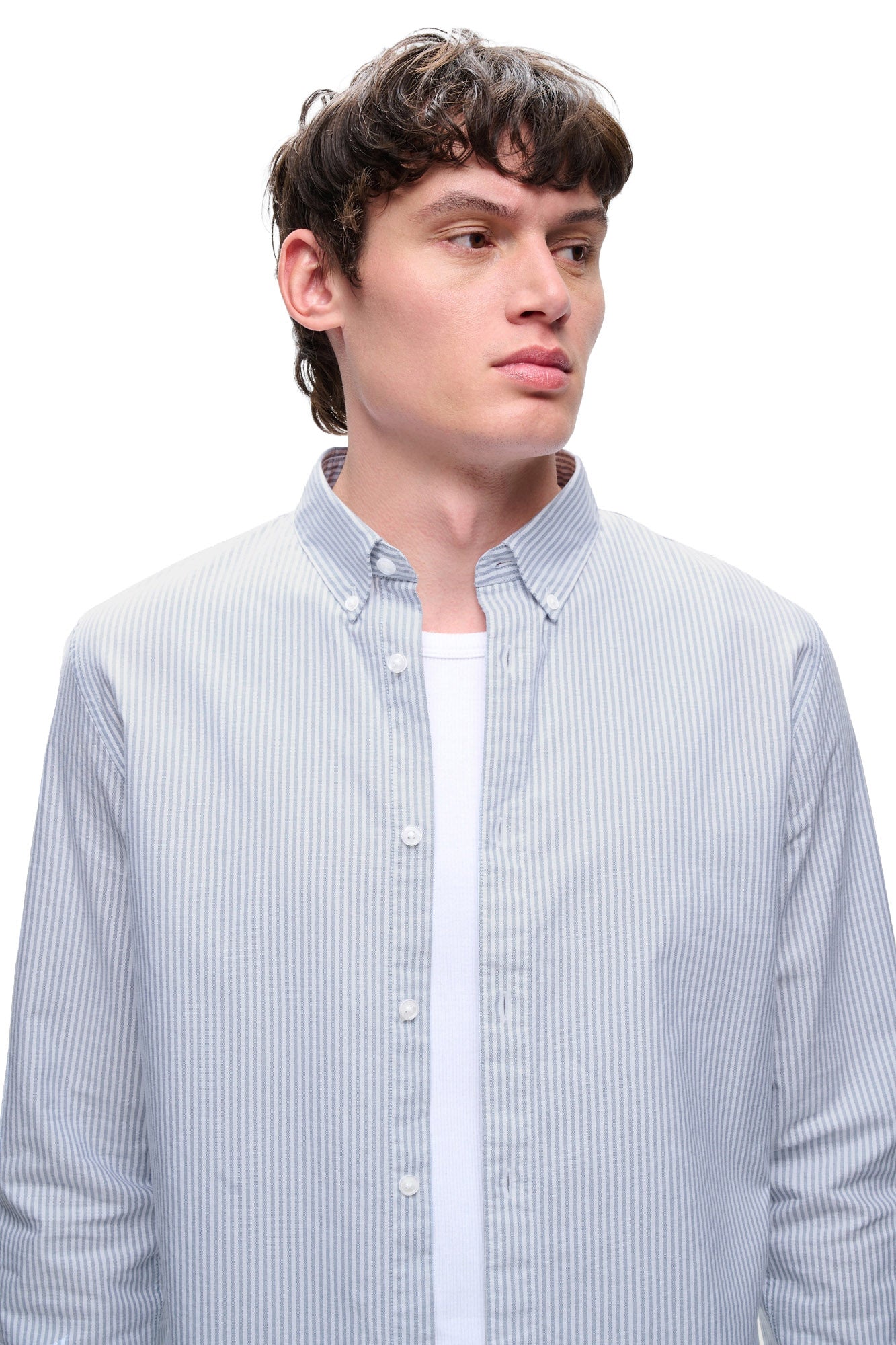 Surchemise rayée bleu pâle et blanche, col boutonné et patte ouverte pour homme par Matinique, vue rapprochée avant