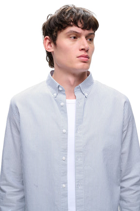 Surchemise rayée bleu pâle et blanche, col boutonné et patte ouverte pour homme par Matinique, vue rapprochée avant
