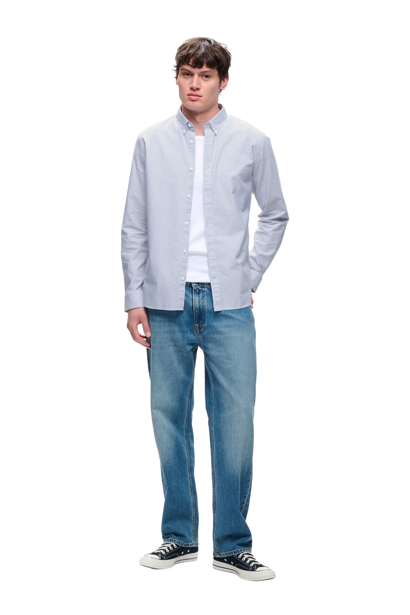 Surchemise rayée bleu pâle et blanche portée ouverte, col boutonné pour homme par Matinique, vue de face pleine longueur