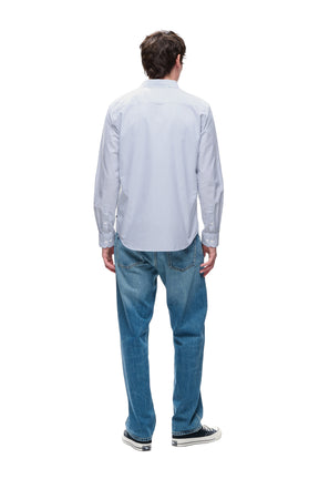 Vue arrière de la surchemise rayée bleu pâle et blanche avec empiècement dos et poignets boutonnés pour homme par Matinique