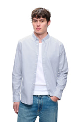 Vue avant taille de la surchemise rayée bleu pâle et blanche portée ouverte sur un T-Shirt blanc pour homme par Matinique