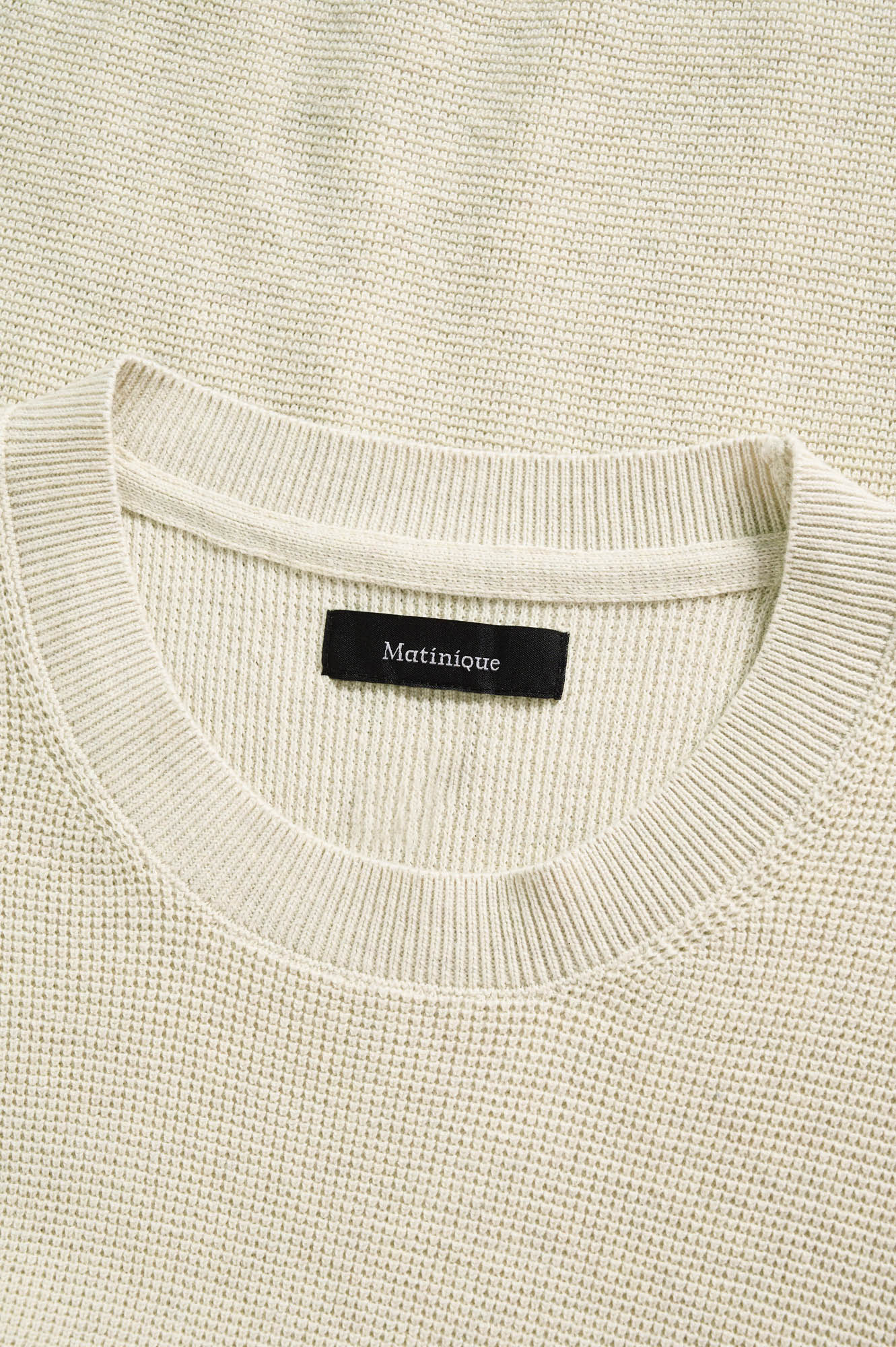 Chandail manches longues crème montrant col côtelé avec tricot texturé et étiquette noire pour homme par Matinique en gros plan
