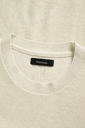 Chandail manches longues crème montrant col côtelé avec tricot texturé et étiquette noire pour homme par Matinique en gros plan