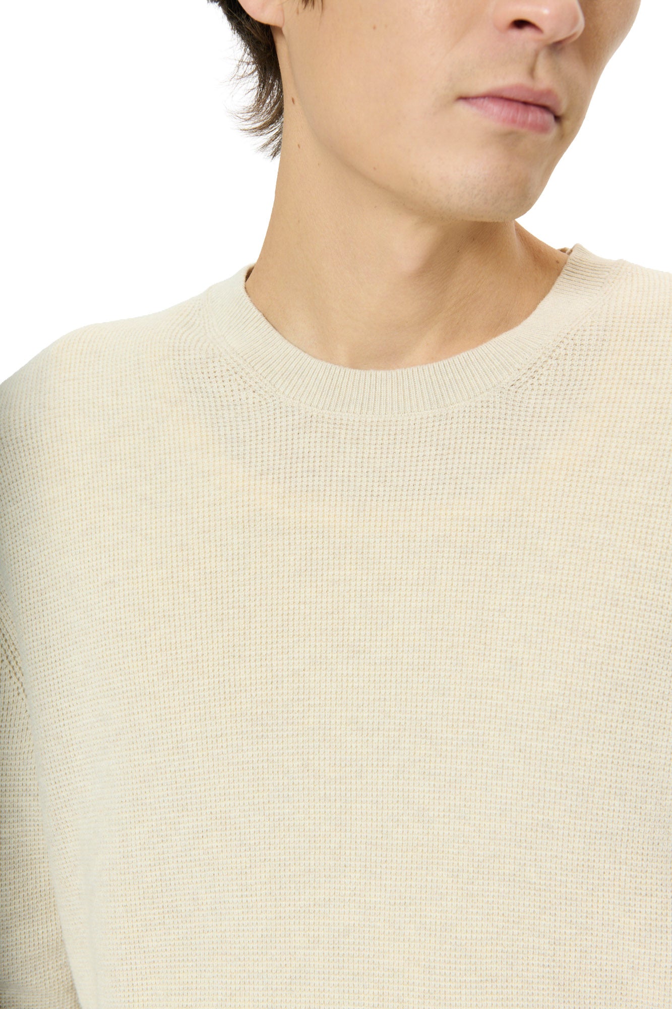 Vue avant rapprochée du chandail manches longues en tricot crème avec col côtelé et texture visible pour homme par Matinique