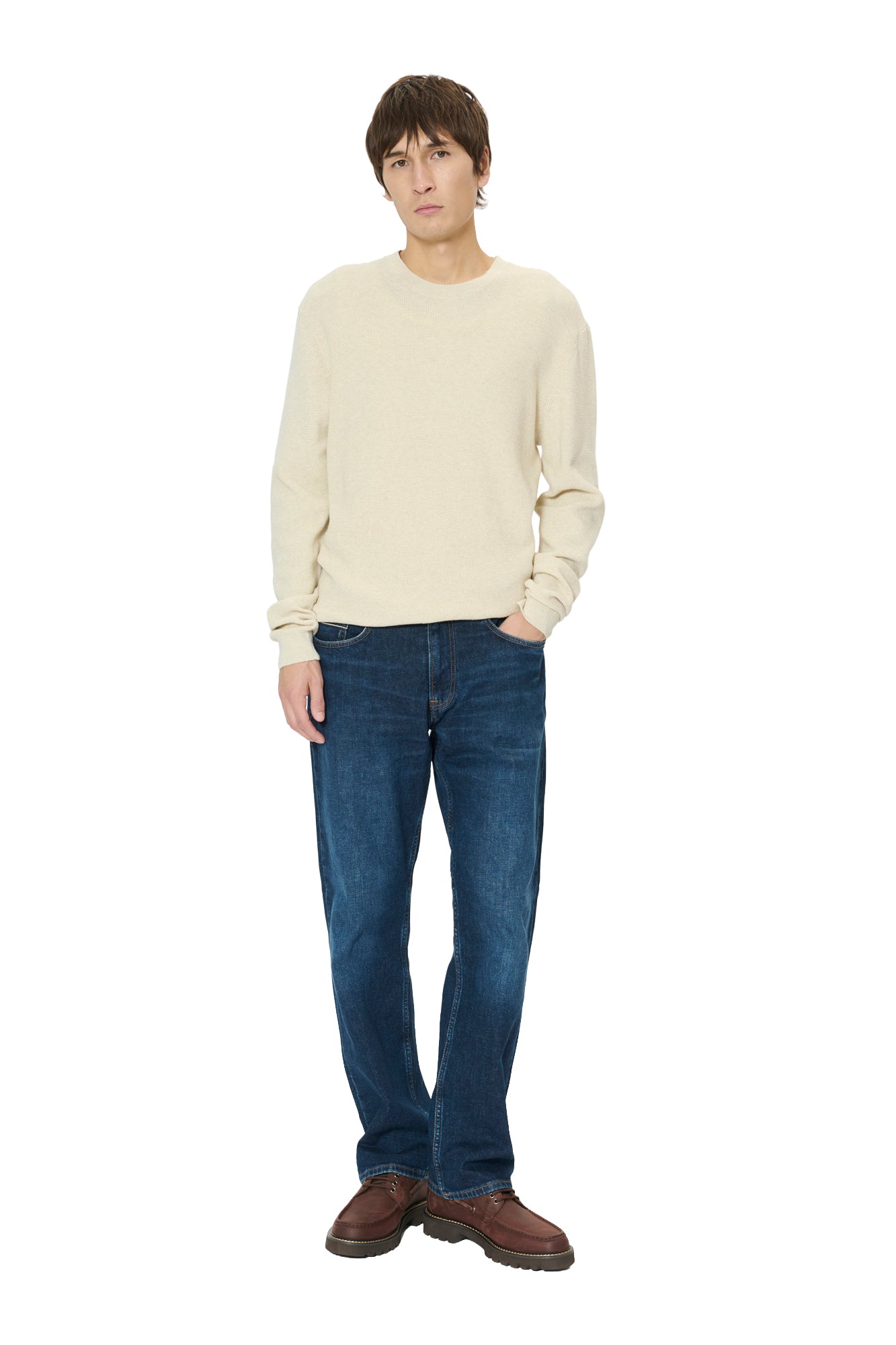Vue avant pleine longueur du chandail manches longues en tricot crème à col rond porté pour homme par Matinique