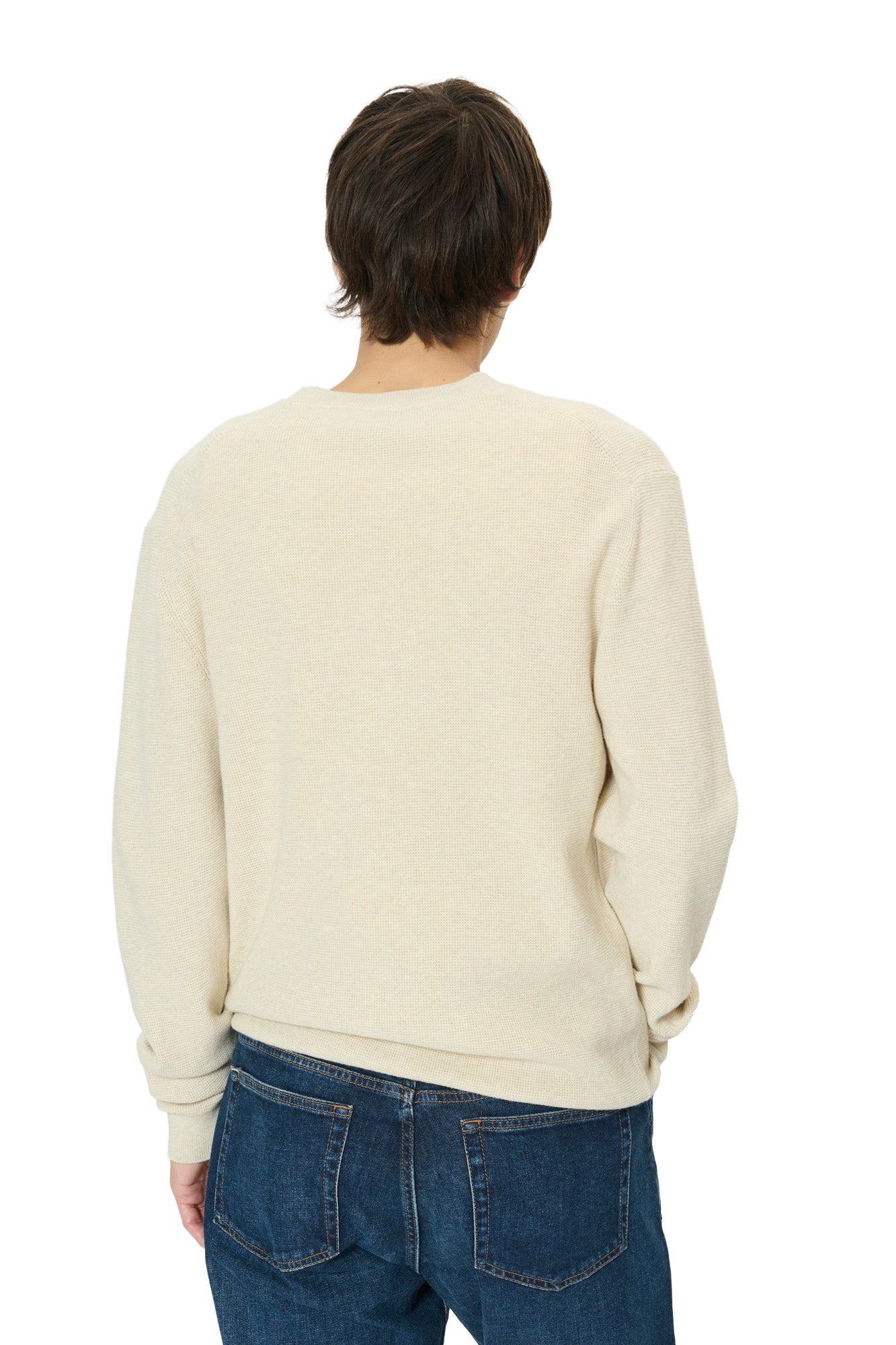 Vue arrière sur modèle du chandail en tricot crème à manches longues et ourlet droit pour homme par Matinique