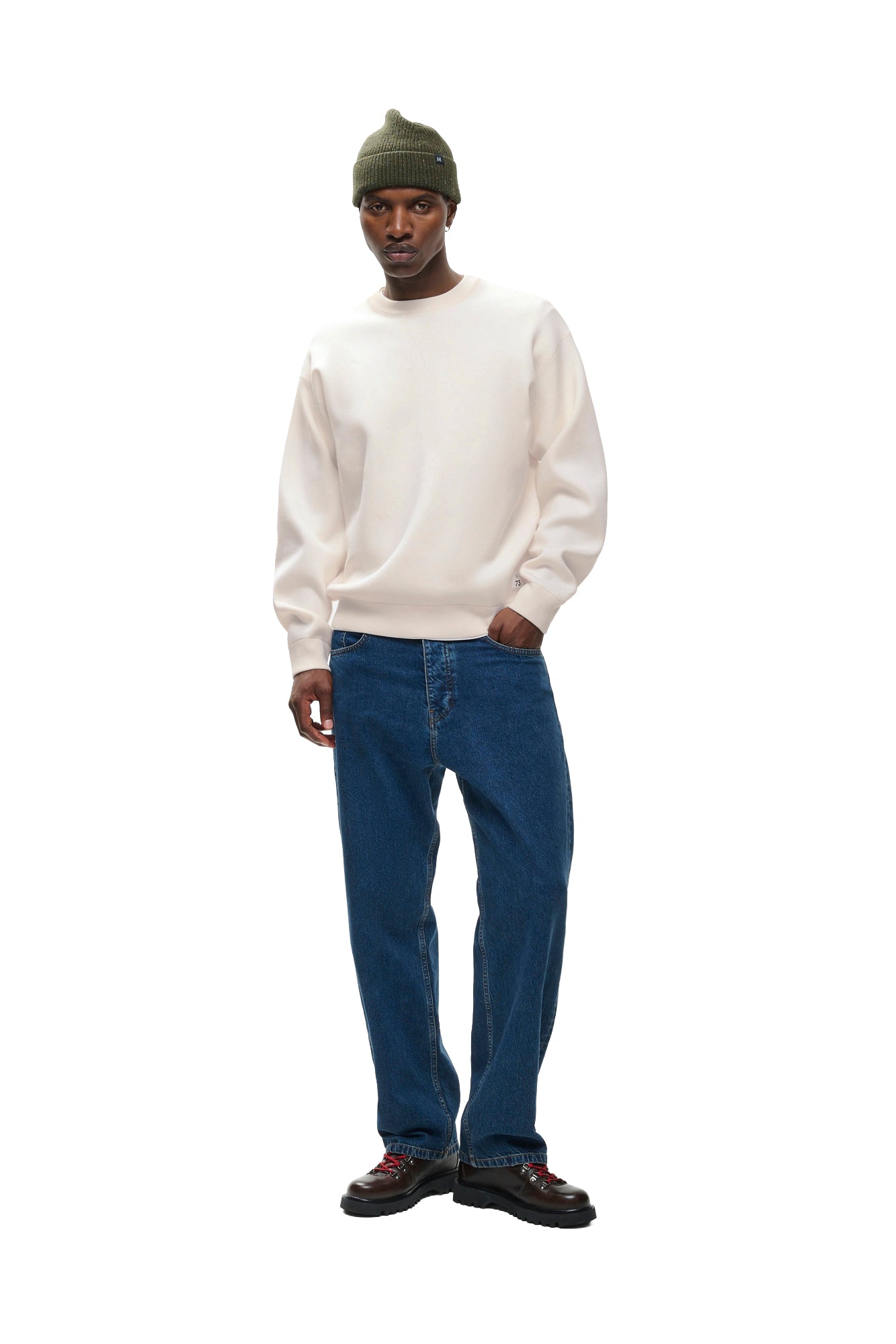 Vue avant pleine longueur du chandail manches longues molletonné ivoire porté avec jeans pour homme par Matinique