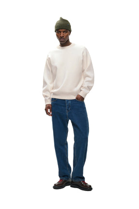 Vue avant pleine longueur du chandail manches longues molletonné ivoire porté avec jeans pour homme par Matinique