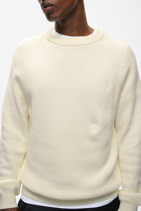 Vue avant rapprochée d’un chandail en tricot à manches longues crème avec col côtelé pour homme par Matinique
