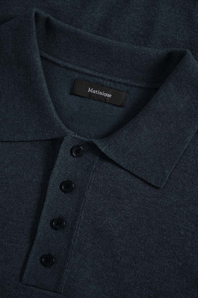 Détail du col du polo manches longues bleu marine foncé avec patte boutonnée pour homme par Matinique