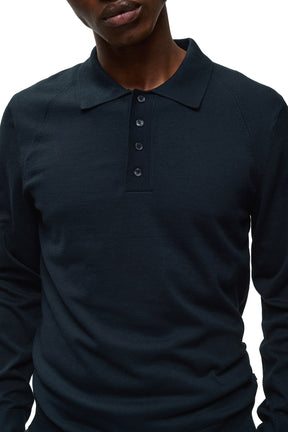 Gros plan sur le polo manches longues bleu marine foncé porté avec col et patte à quatre boutons pour homme par Matinique
