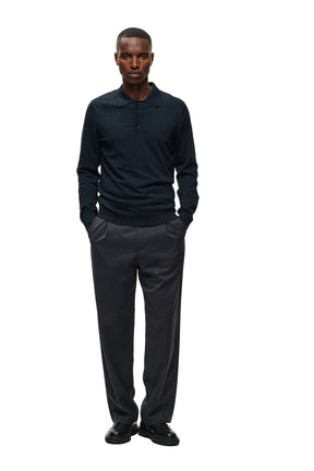 Polo manches longues en tricot bleu marine foncé avec col pour homme par Matinique, vue de face pleine longueur