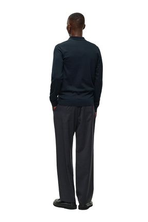 Vue arrière du polo en tricot bleu marine foncé à manches longues avec ourlet et poignets côtelés pour homme par Matinique