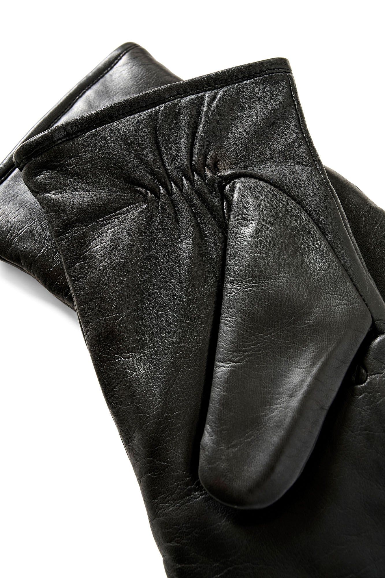 Mitaines noir avec fronces au poignet ainsi que du pouce ainsi que du passepoil et grain du cuir pour femme par Part Two en gros plan