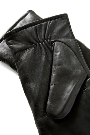 Mitaines noir avec fronces au poignet ainsi que du pouce ainsi que du passepoil et grain du cuir pour femme par Part Two en gros plan