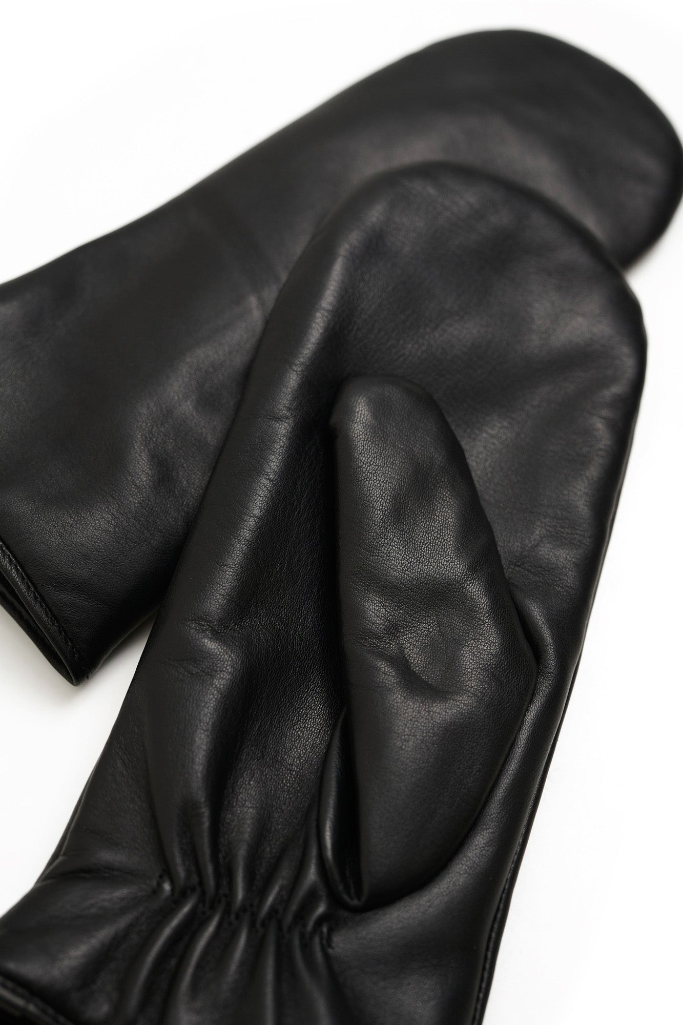 Vue rapprochée en angle de mitaines en cuir noir avec pouce courbé et fronces au poignet pour femme par Part Two
