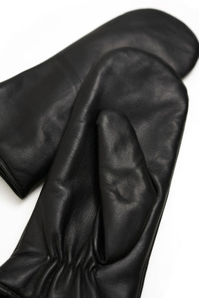 Vue rapprochée en angle de mitaines en cuir noir avec pouce courbé et fronces au poignet pour femme par Part Two
