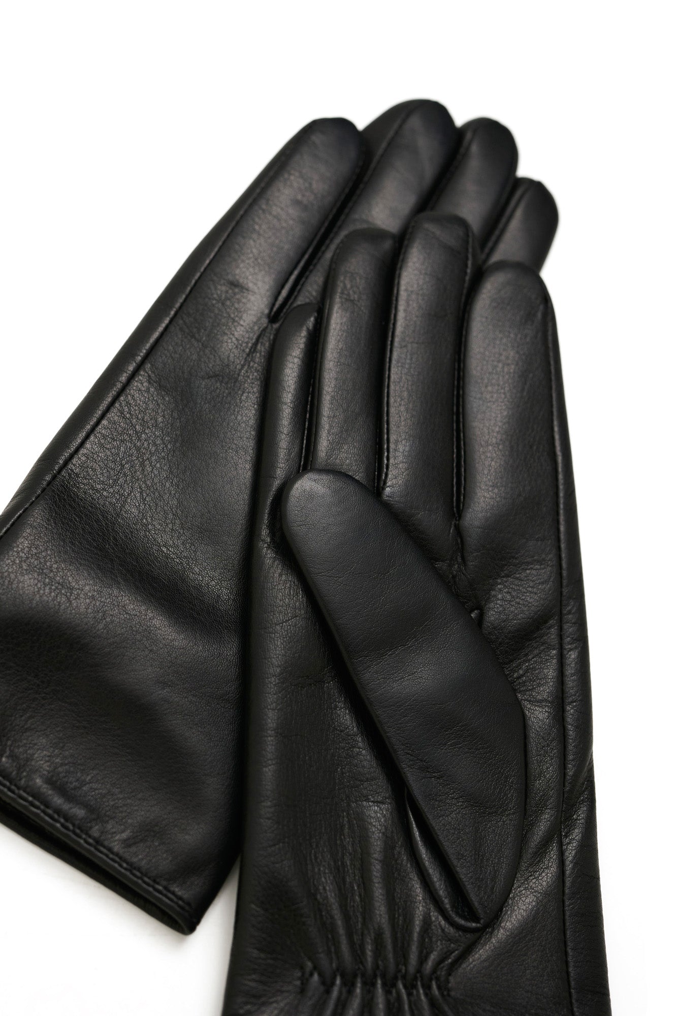 Gants en cuir noir avec doigts cousus ainsi que panneau du pouce et surface lisse pour femme par Part Two en gros plan en angle