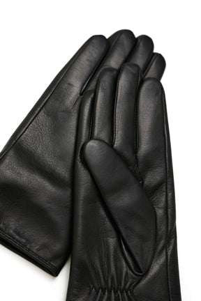 Gants en cuir noir avec doigts cousus ainsi que panneau du pouce et surface lisse pour femme par Part Two en gros plan en angle