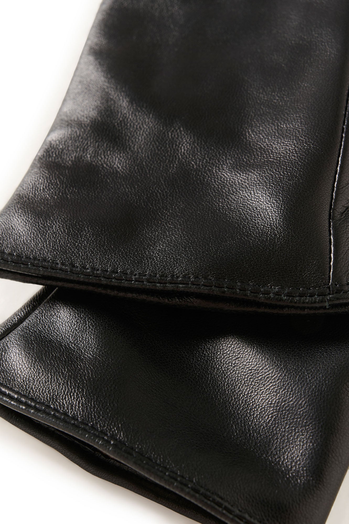 Gros plan du gants noir avec texture du gant en cuir ainsi que léger lustre et couture ton sur ton au poignet pour femme par Part Two