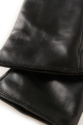 Gros plan du gants noir avec texture du gant en cuir ainsi que léger lustre et couture ton sur ton au poignet pour femme par Part Two
