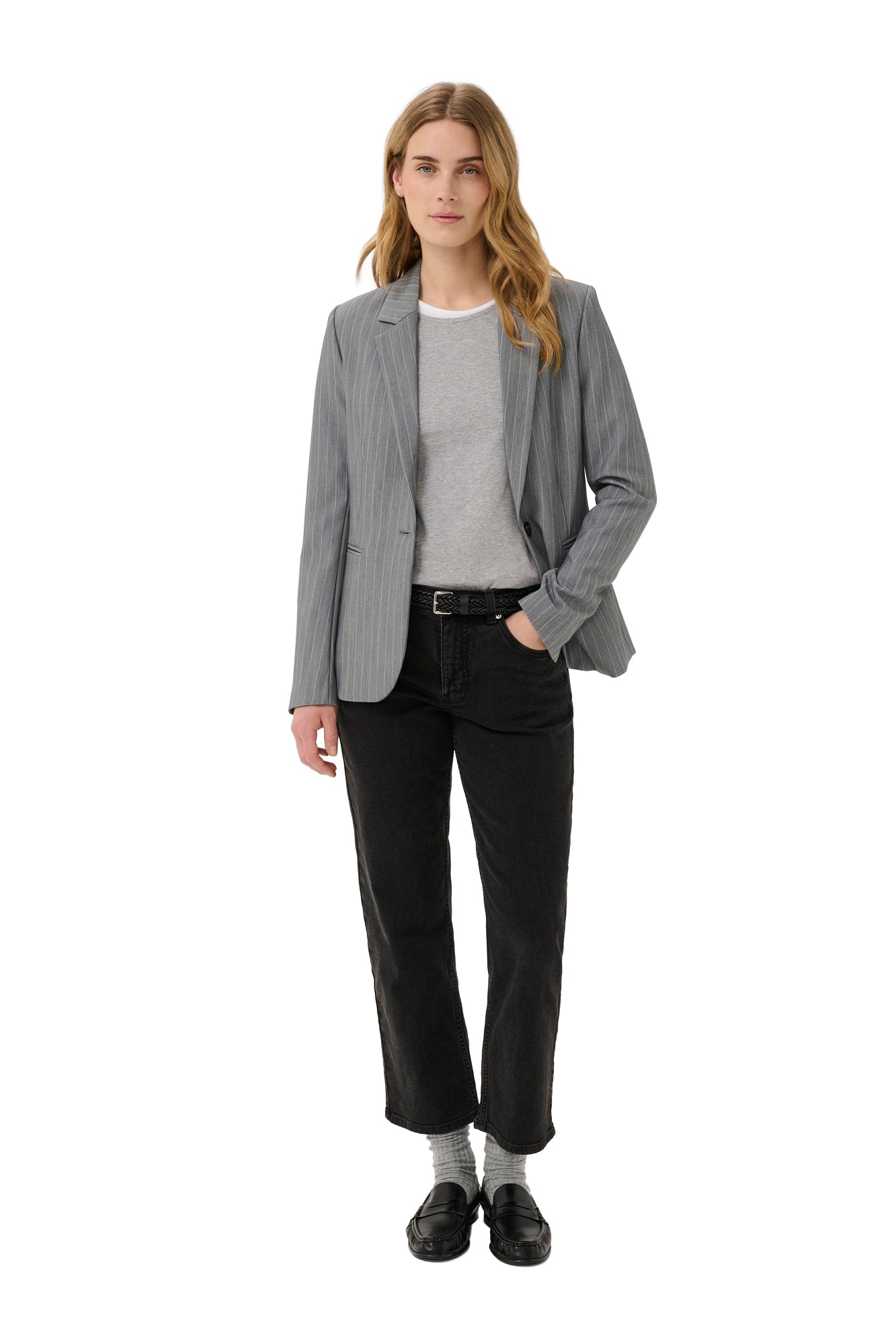 Veston gris à rayures fines porté ouvert avec pantalon noir pour femme par Part Two, vue avant sur mannequin