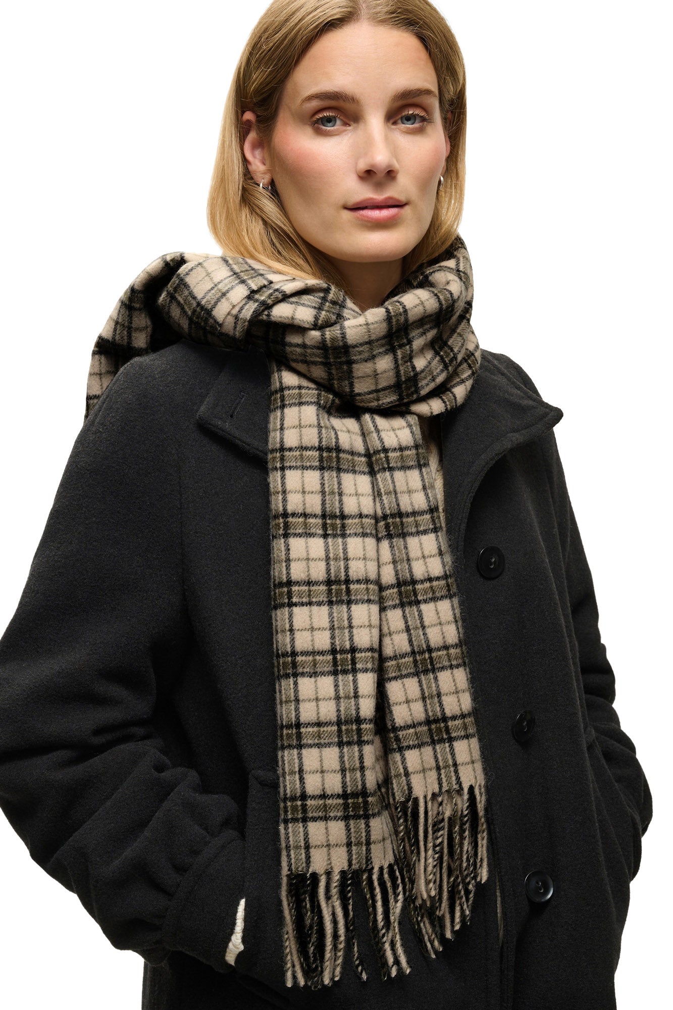 Mannequin portant un foulard à carreaux beige sur manteau noir avec tour de cou en vue de face pour femme par Part Two
