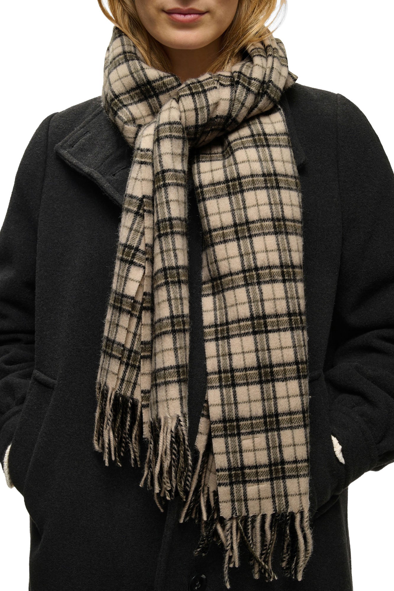 Foulard à carreaux beige avec lignes noires et franges sur manteau noir pour femme par Part Two en gros plan