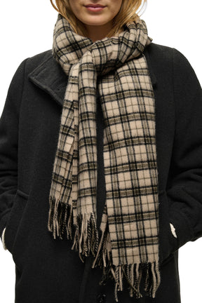Foulard à carreaux beige avec lignes noires et franges sur manteau noir pour femme par Part Two en gros plan