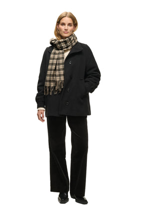 Foulard beige en vue de face sur mannequin pour femme par Part Two