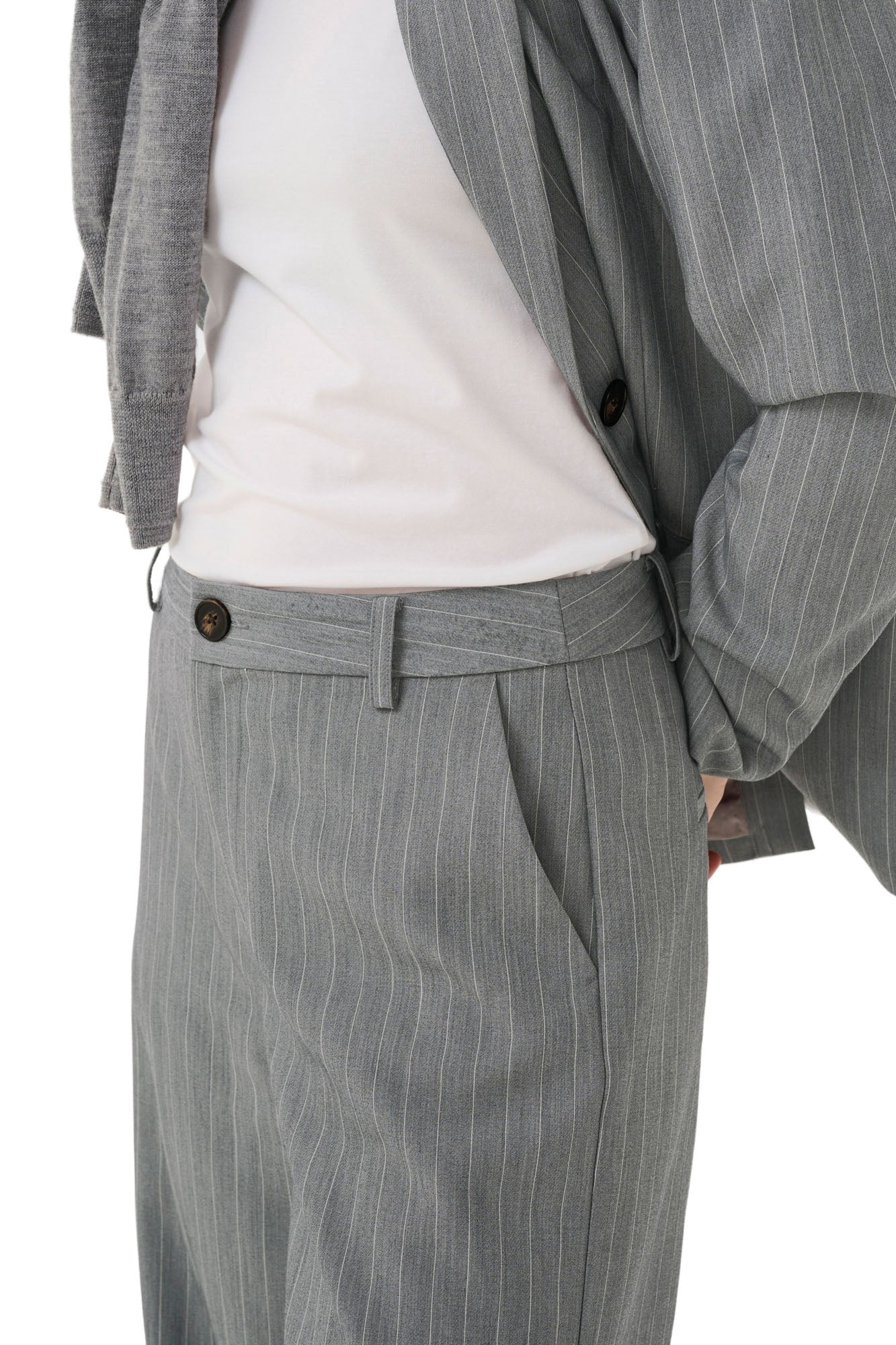 Taille de la pantalon jambe large gris à fines rayures, avec passants, bouton et poche pour femme par Part Two, détail avant