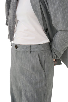Taille de la pantalon jambe large gris à fines rayures, avec passants, bouton et poche pour femme par Part Two, détail avant