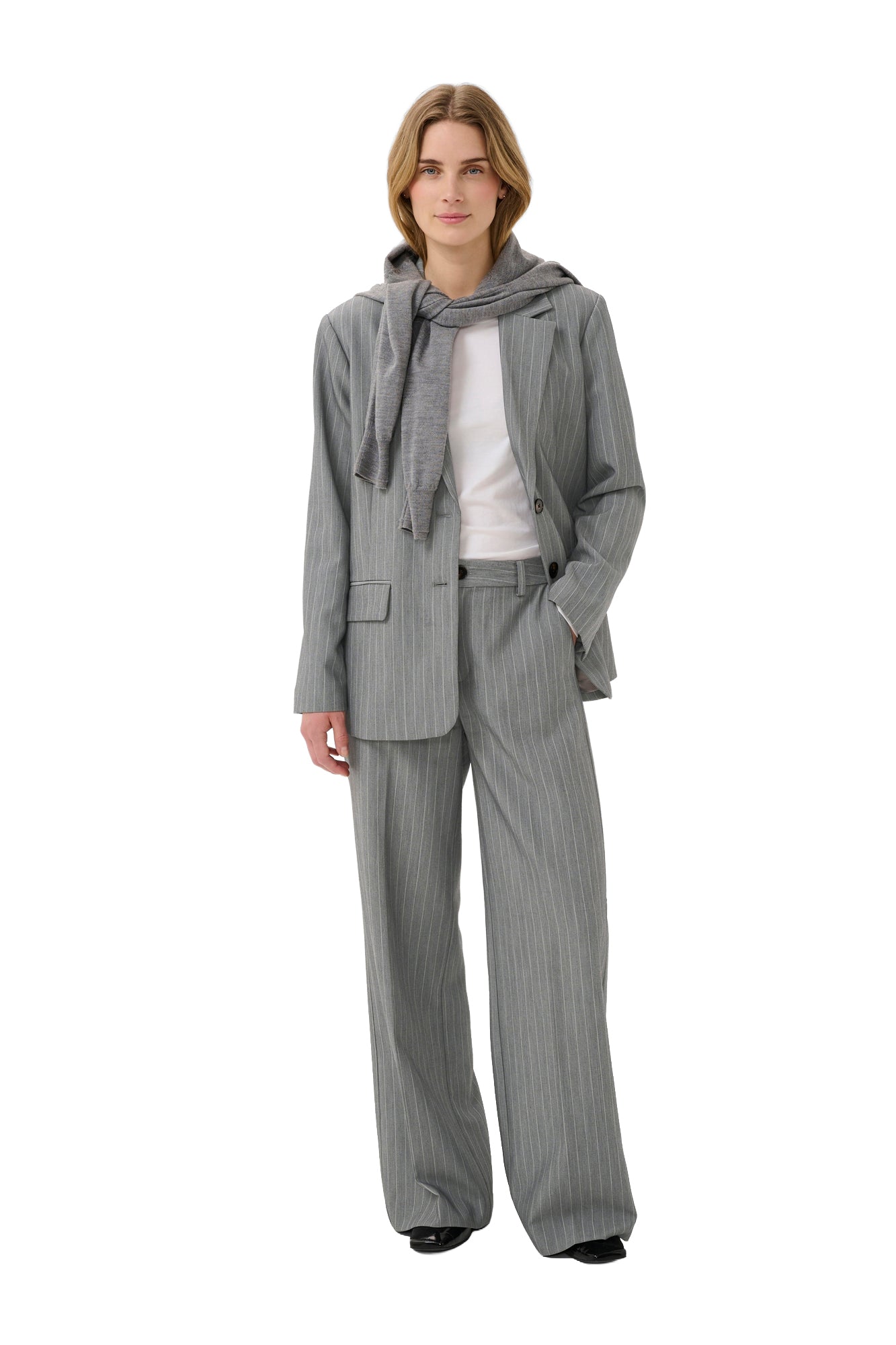 Vue avant complète sur mannequin de la pantalon jambe large large gris à fines rayures pour femme par Part Two
