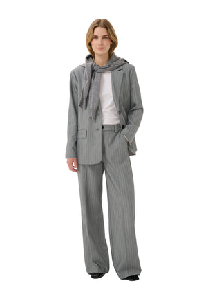 Vue avant complète sur mannequin de la pantalon jambe large large gris à fines rayures pour femme par Part Two