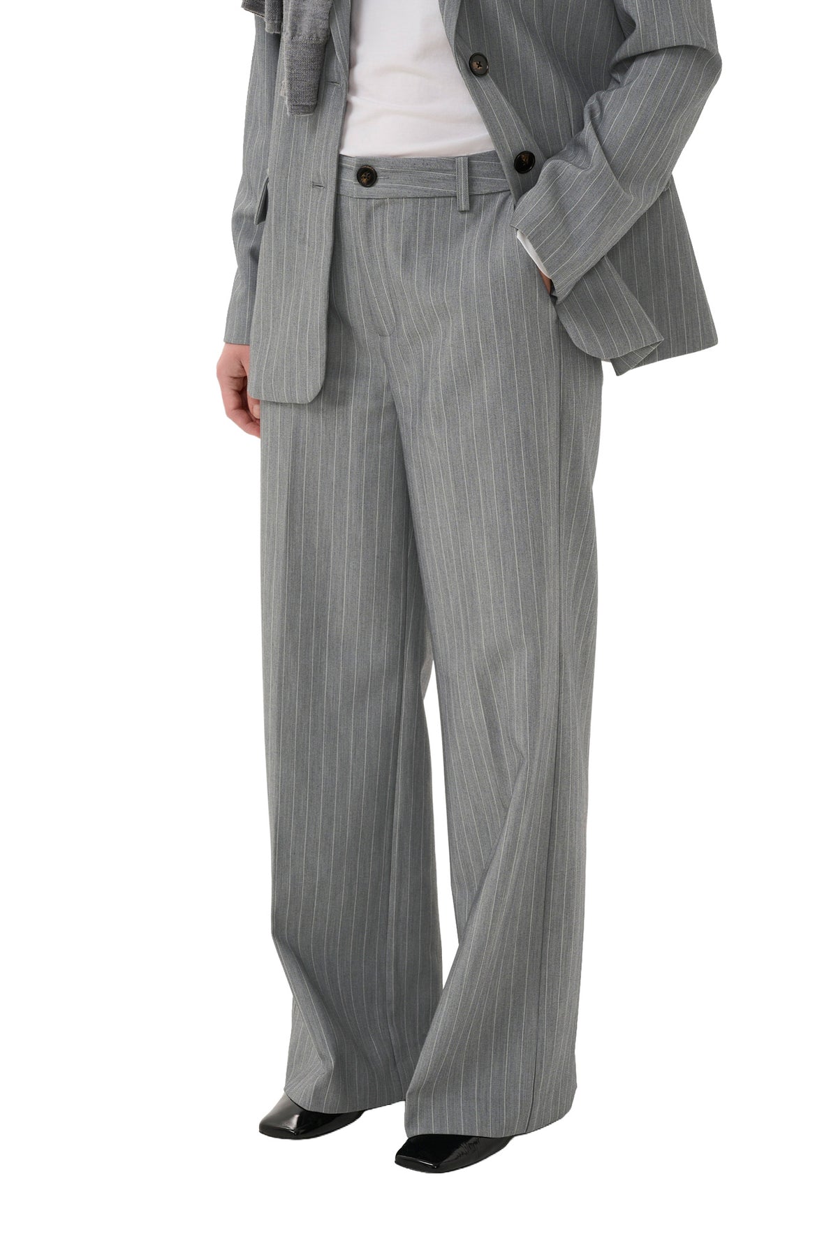 Pantalon jambe large large gris à fines rayures avec plis et ourlets longs pour femme par Part Two, vue avant sur mannequin