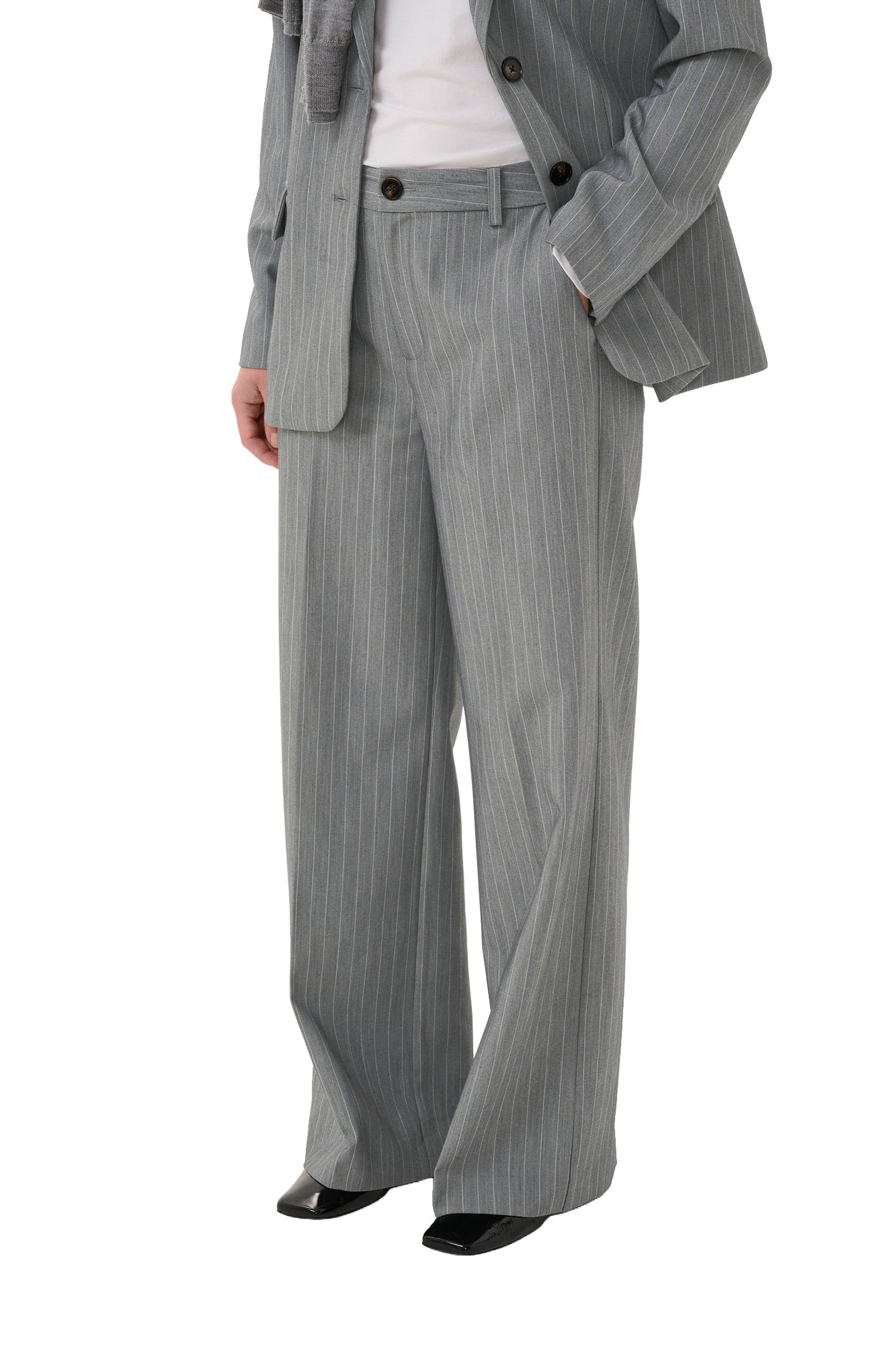 Pantalon jambe large large gris à fines rayures avec plis et ourlets longs pour femme par Part Two, vue avant sur mannequin