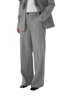 Pantalon jambe large large gris à fines rayures avec plis et ourlets longs pour femme par Part Two, vue avant sur mannequin