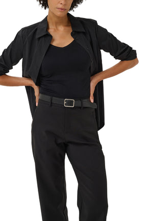 Pantalon jambe droite noir montrant taille, passants, braguette et poche pour femme par Part Two, vue rapprochée avant