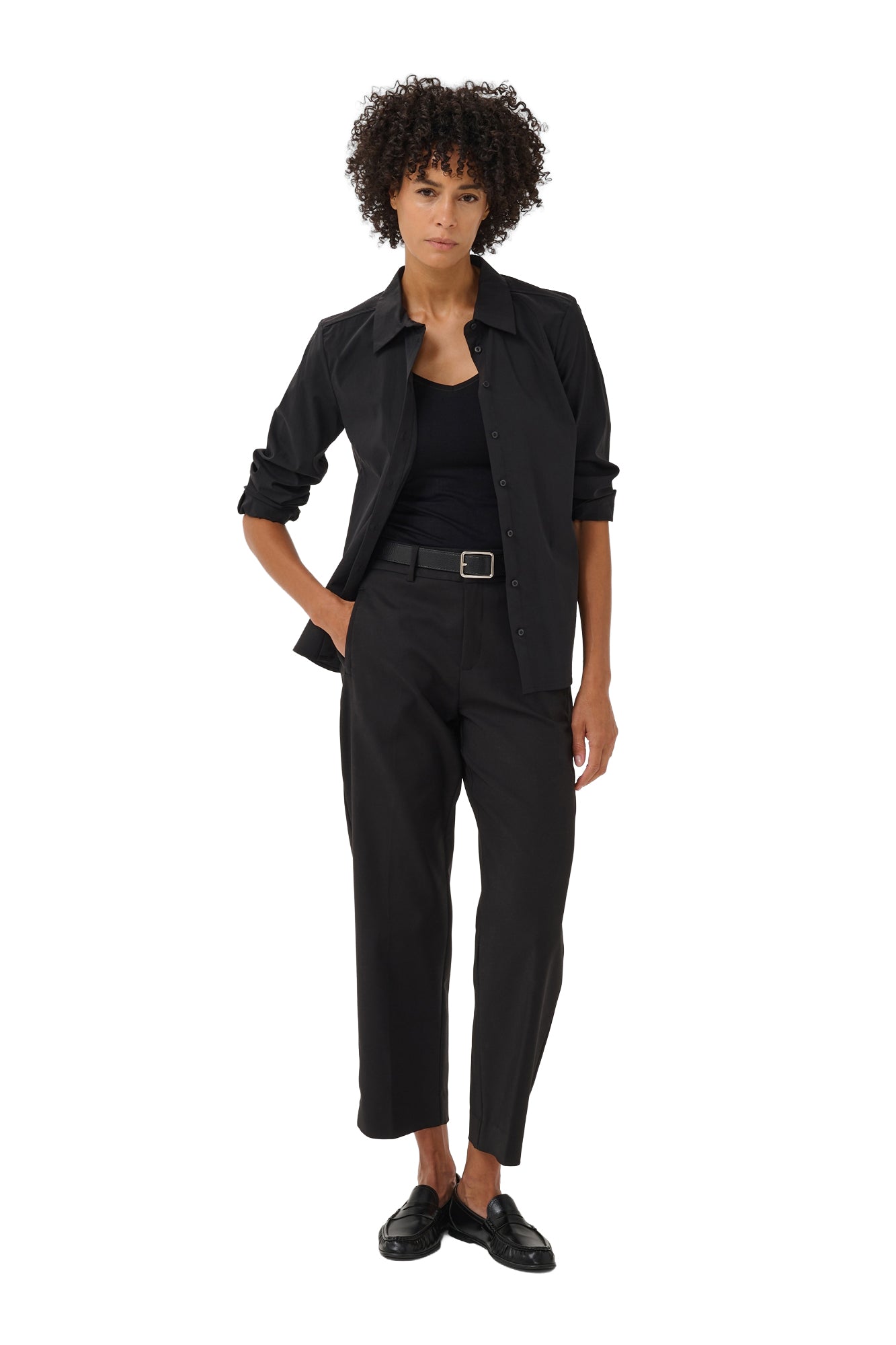 Vue avant complète du pantalon noir écourté à jambe droite avec braguette et poches pour femme par Part Two