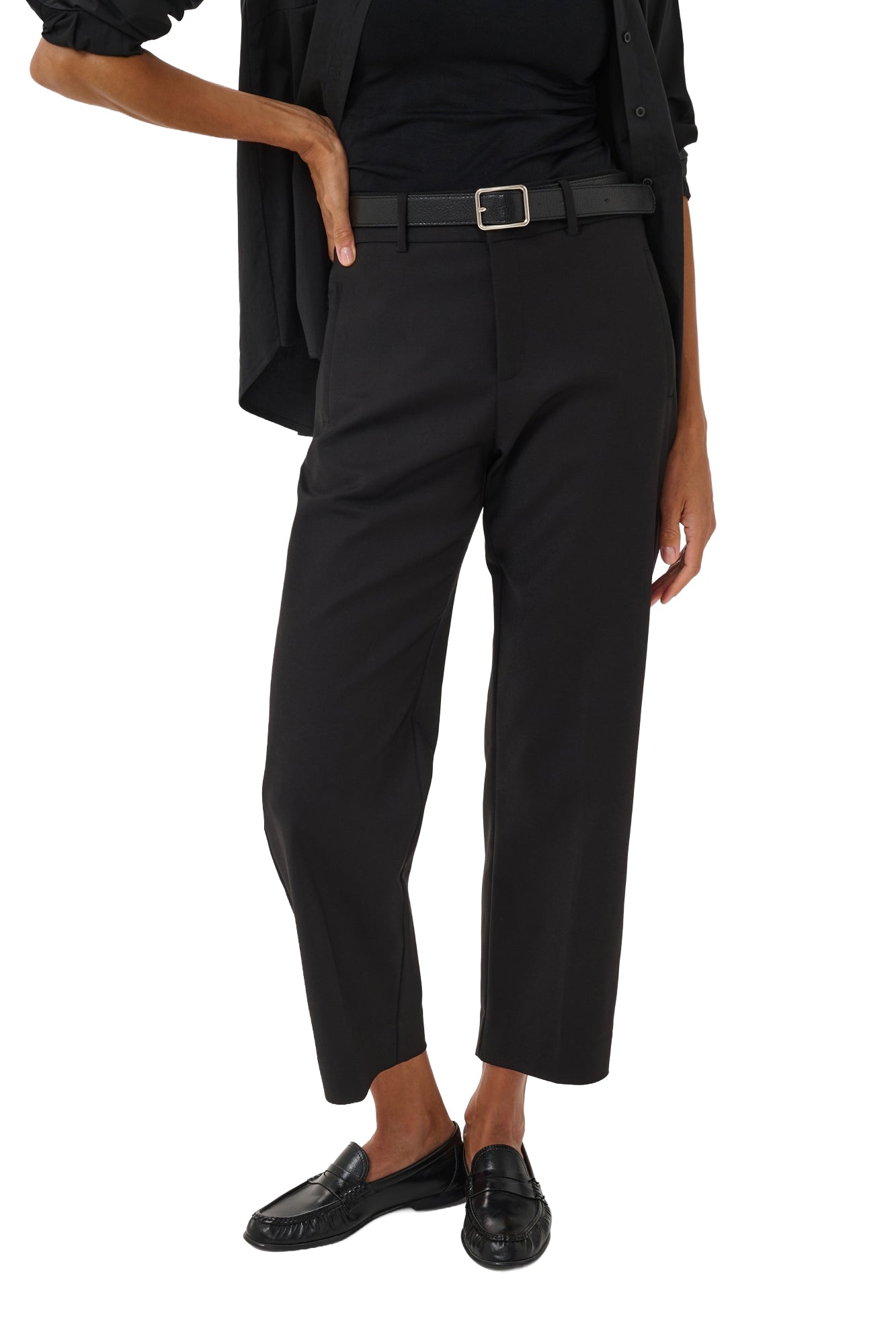 Pantalon noir écourté à jambe droite avec poches obliques pour femme par Part Two, vue avant sur mannequin