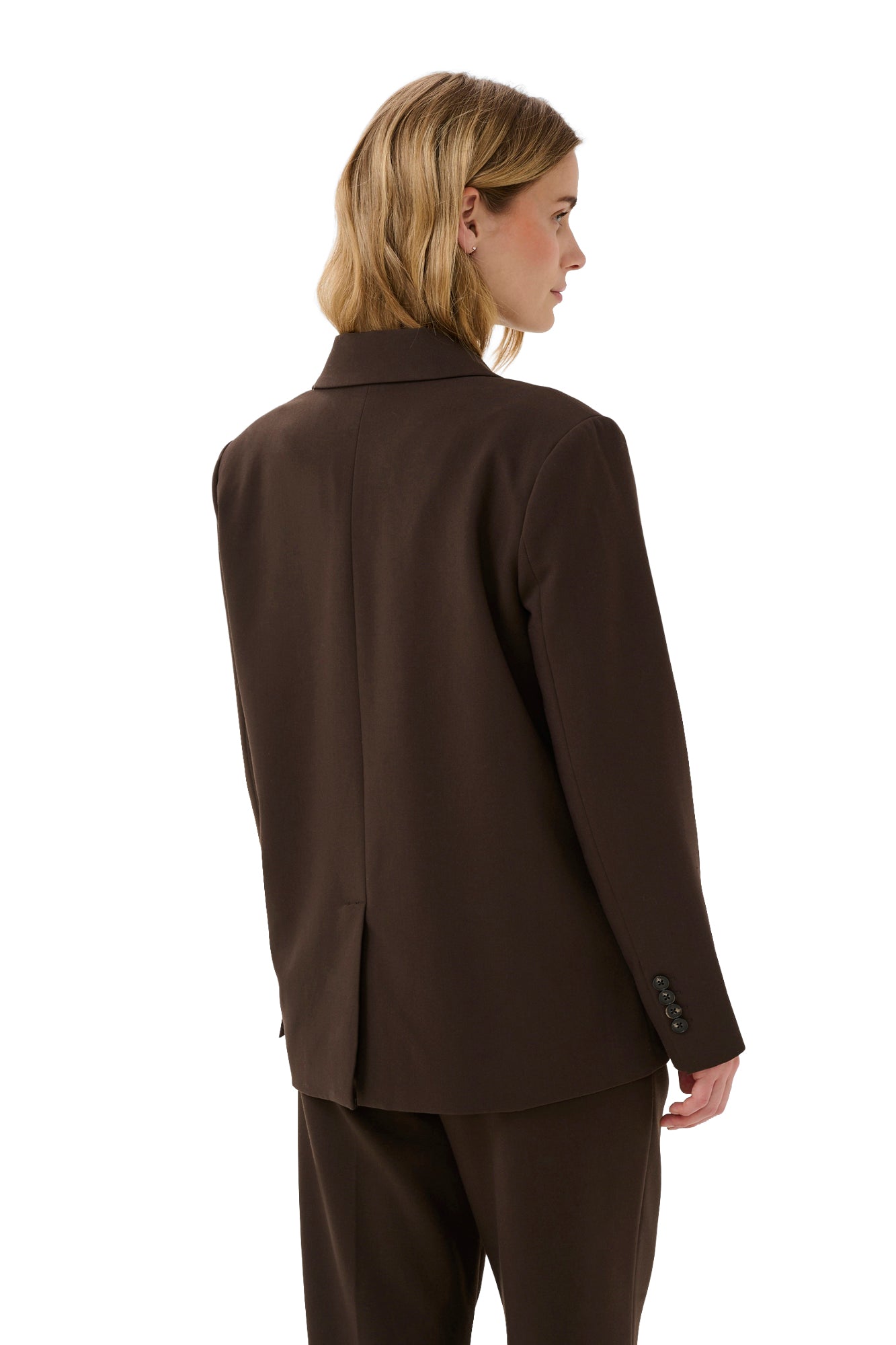Vue arrière sur mannequin du veston brun foncé avec col cranté, couture au dos et boutons pour femme par Part Two