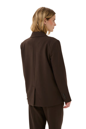 Vue arrière sur mannequin du veston brun foncé avec col cranté, couture au dos et boutons pour femme par Part Two
