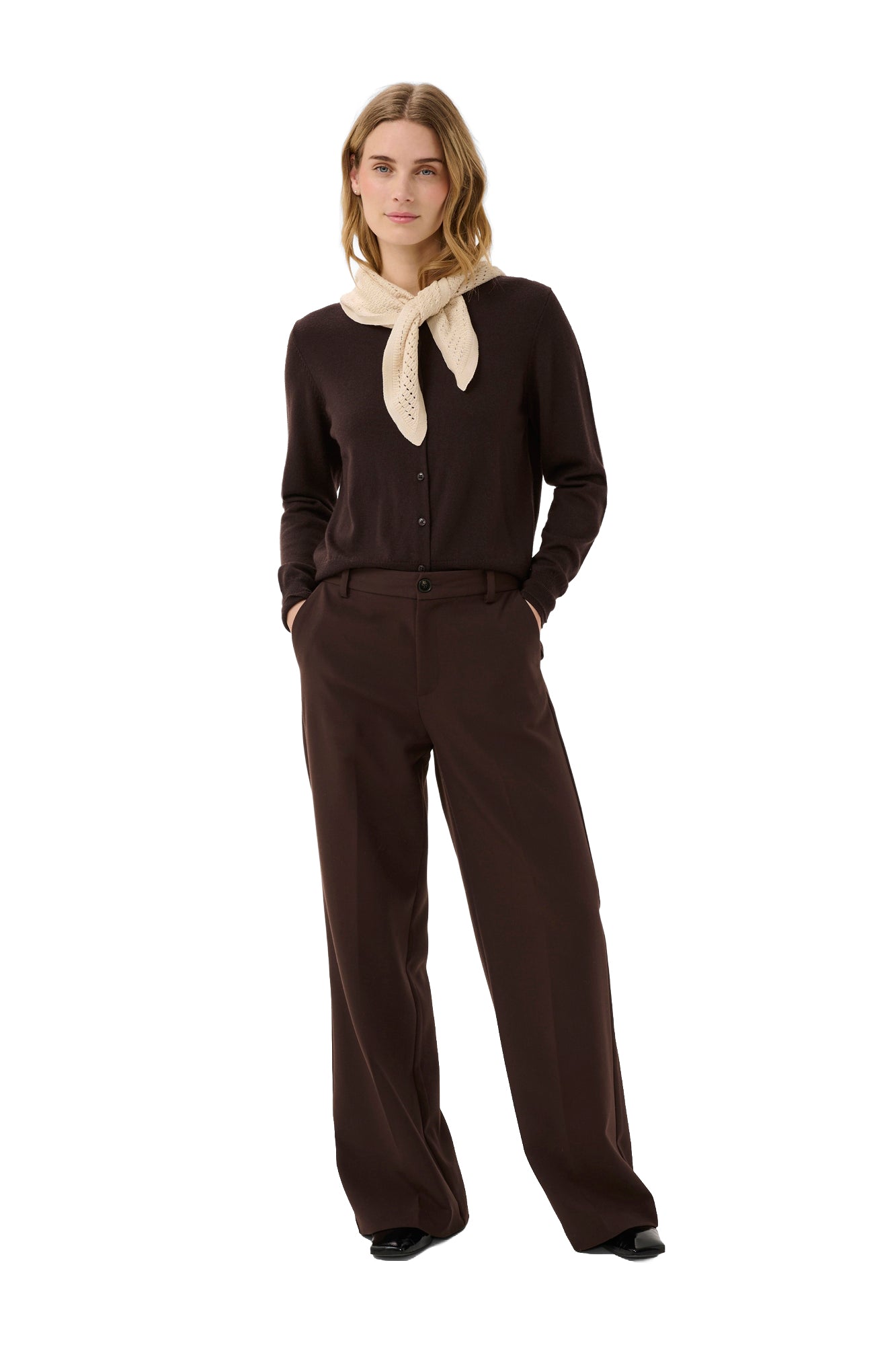 Cardigan tricoté brun foncé porté avec un foulard pâle pour femme par Part Two, vue de face pleine longueur