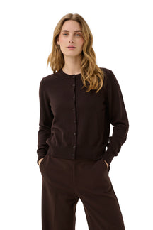 Cardigan tricoté brun foncé à encolure ronde boutonnée pour femme par Part Two, vue de face sur mannequin
