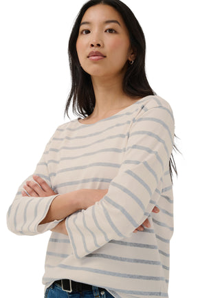 Vue rapprochée en angle du T-Shirt crème rayé à manches longues et encolure bateau pour femme par Part Two