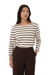 Vue devant à la taille du T-Shirt crème à manches longues, vue de face sur mannequin pour femme par Part Two
