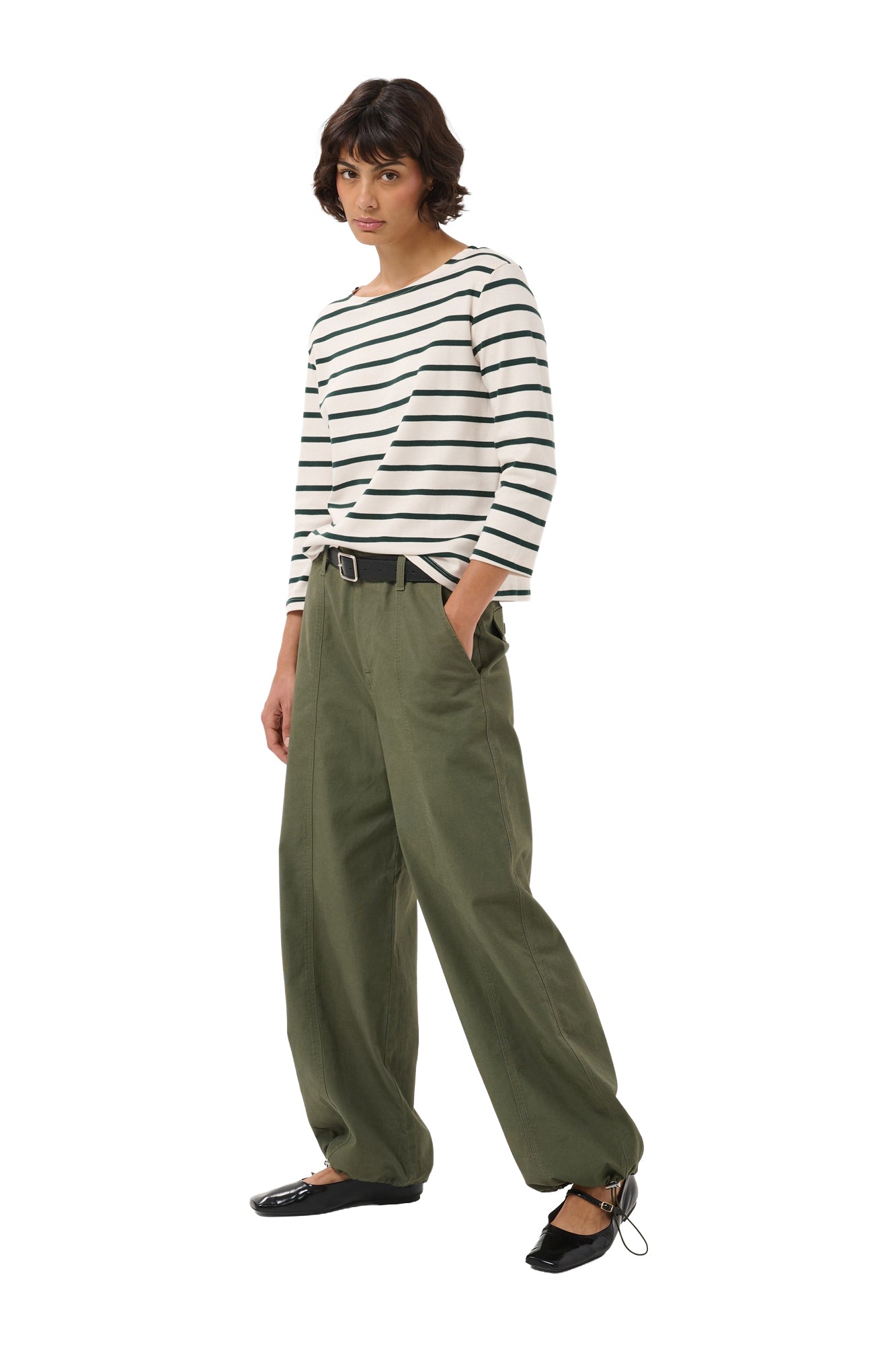Vue de biais sur mannequin du T-Shirt manches longues crème rayé vert foncé, porté, vue de cote pour femme par Part Two